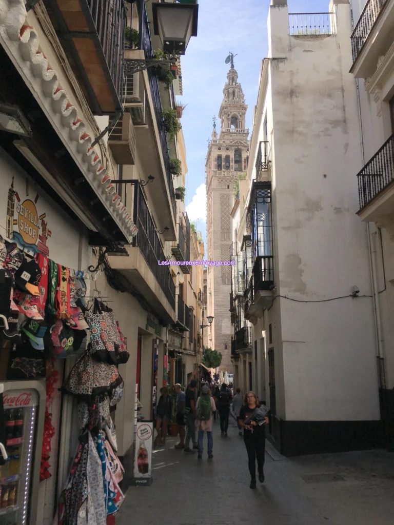 Une rue de Séville avec la Giralda